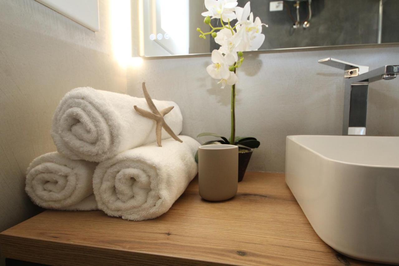 Ohana Holiday Rooms 로솔리나 마레 외부 사진